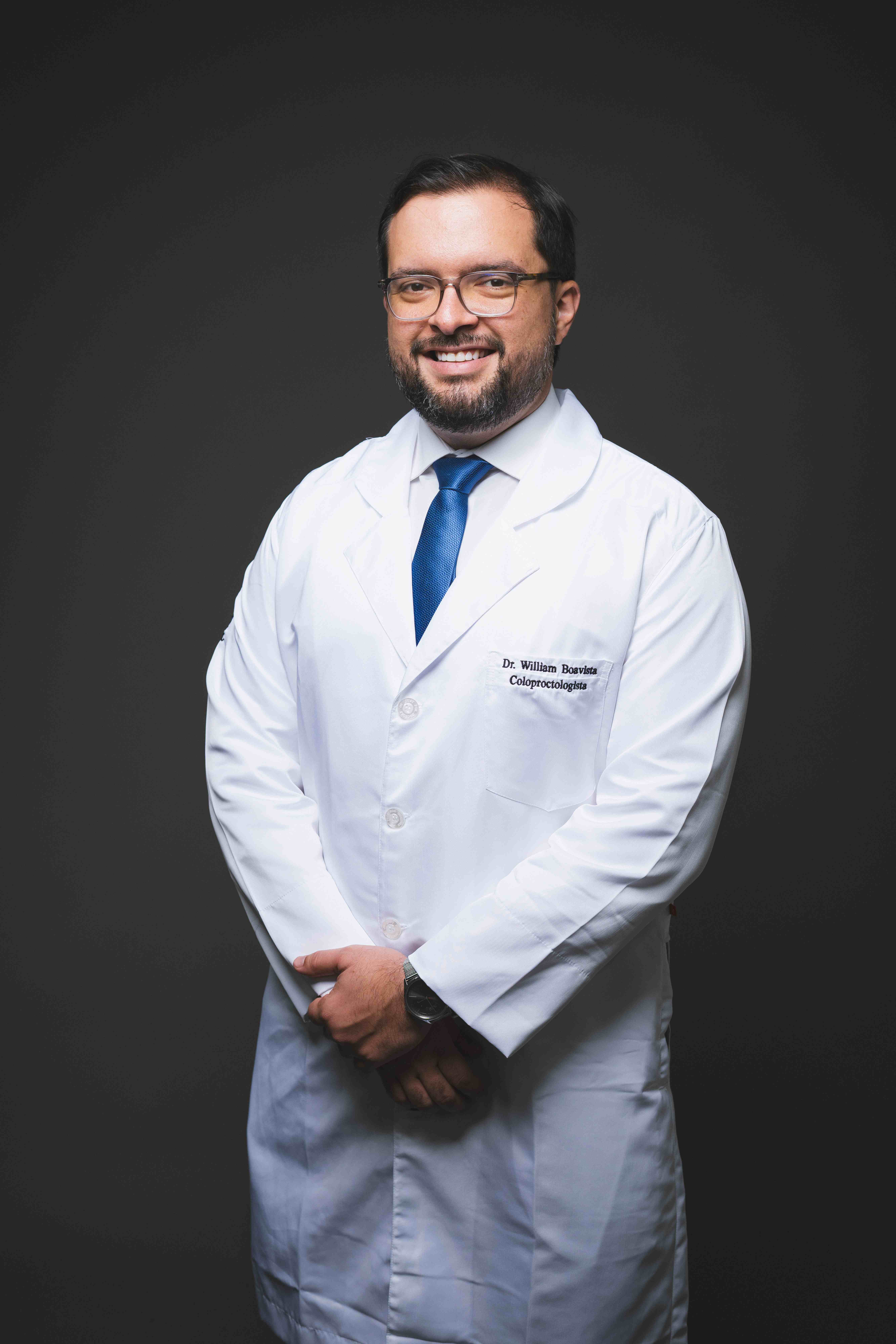 Dr. William Boavista em seu consultório - Especialista em Cirurgia Gastroenterologia em Fortaleza